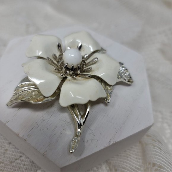 1970 Sarah Coventry Dogwood Flower Brooch - Picture 4 of 6